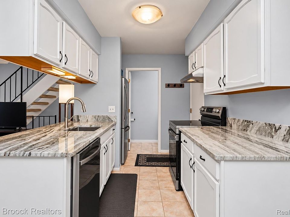 387 Neptune Dr, photo 11