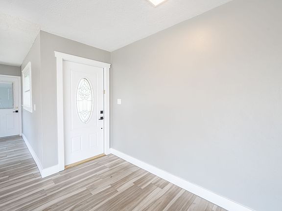 3rd image of 409 S Waterway Dr