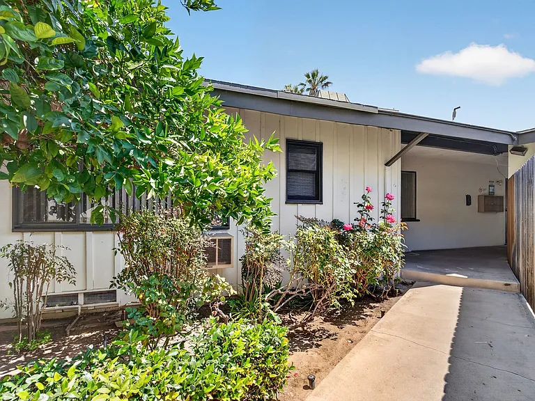 425 S Los Robles Ave — Photo 4