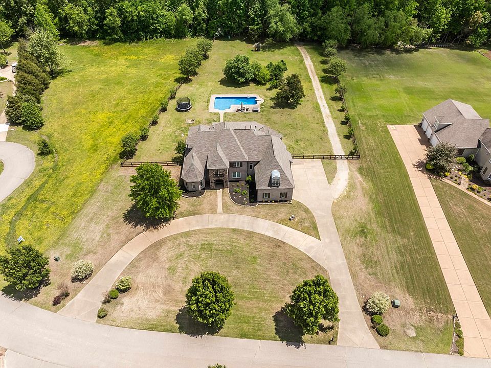 1st image of 200 Lake Pointe Cv