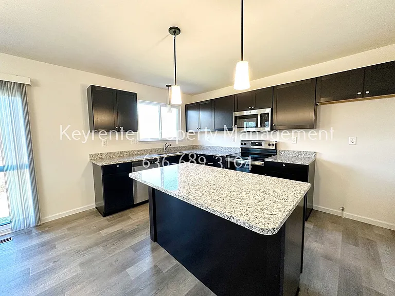 350 Hammerstone Dr — Photo 2