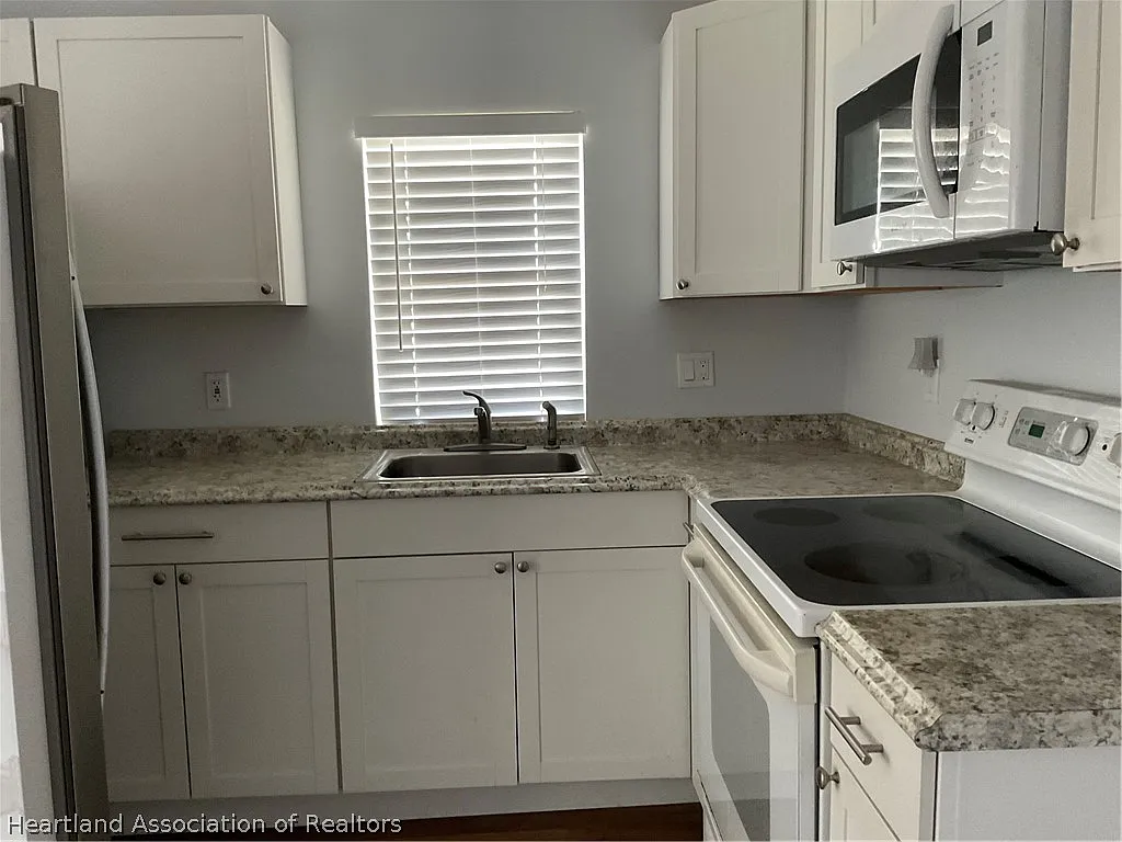 2 bed, 1.0 bath, 812 sqft, $1,250 — Photo 2