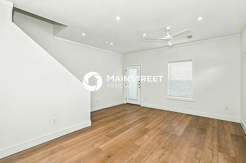 1059 E Oleander St — Photo 2