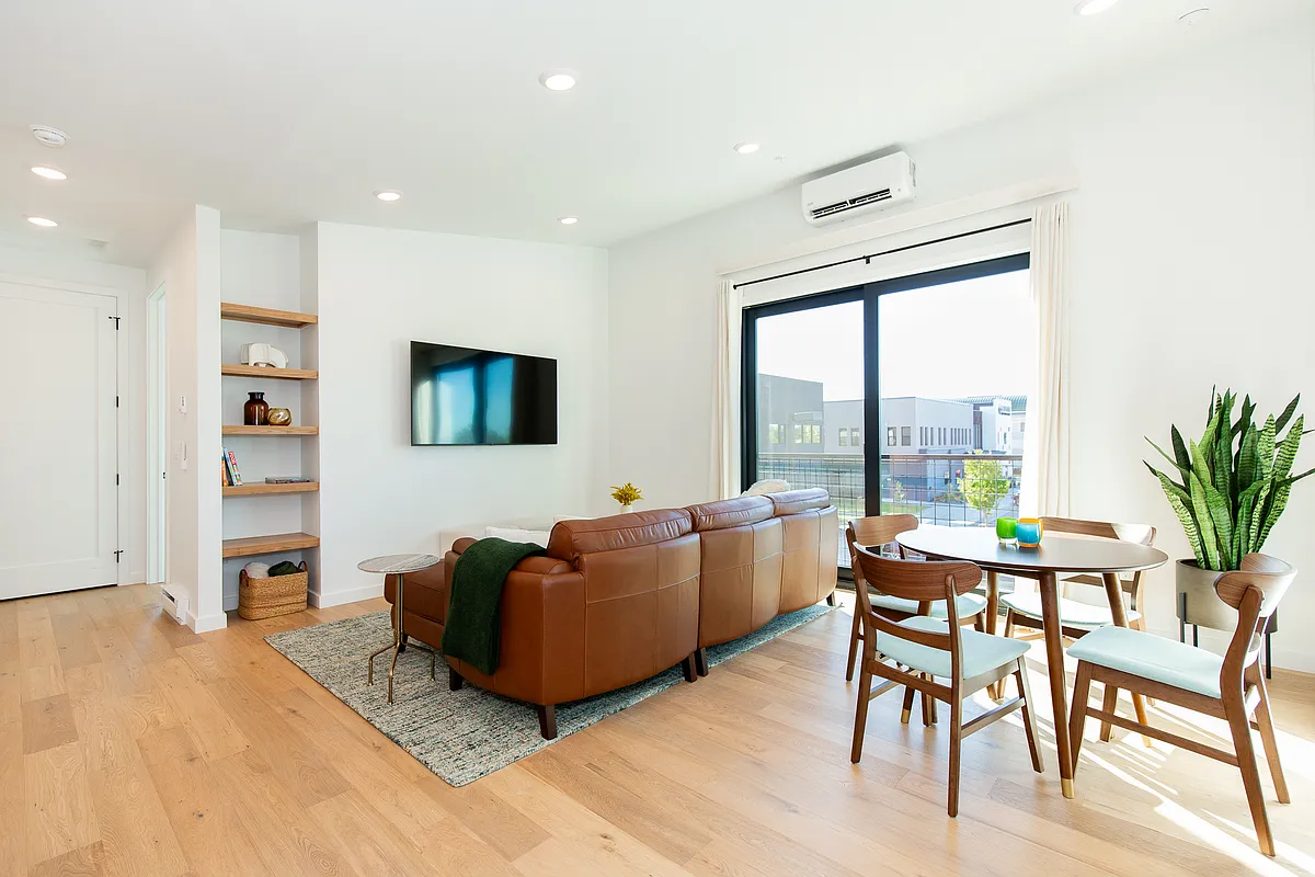 Building Photo - 4204 Ravalli St #204