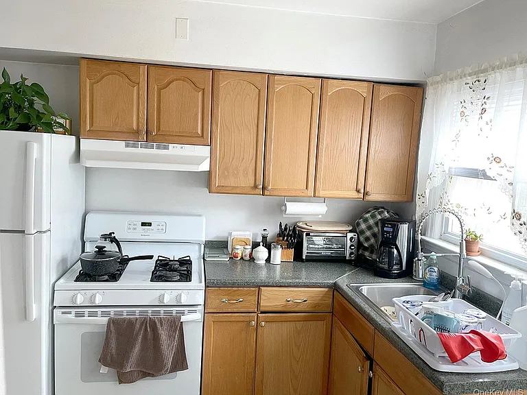 364 E Broadway #MIDDLE — Photo 8