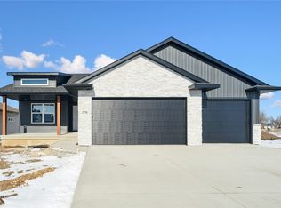 2770 Burns Dr, Marion, IA 52302