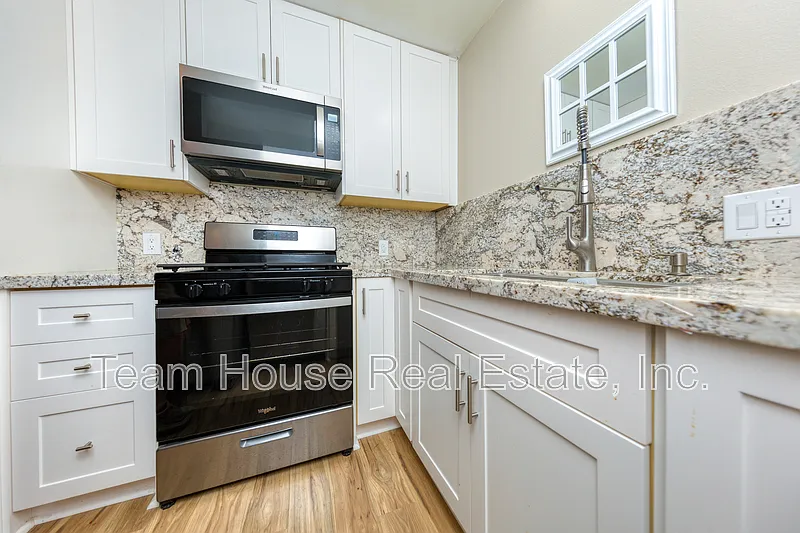 2 bed, 1.0 bath, 806 sqft, $2,395 — Photo 4