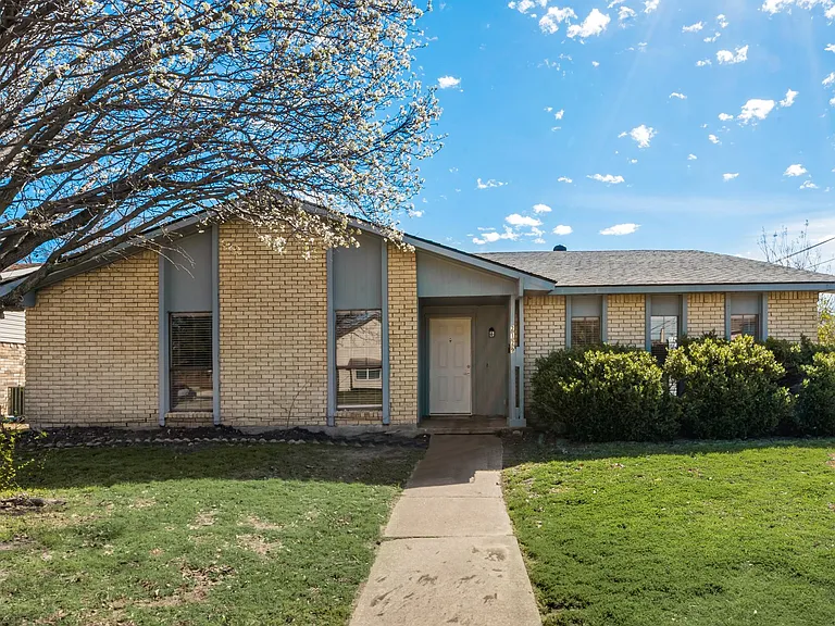 2129 Lewis Trl — Photo 1