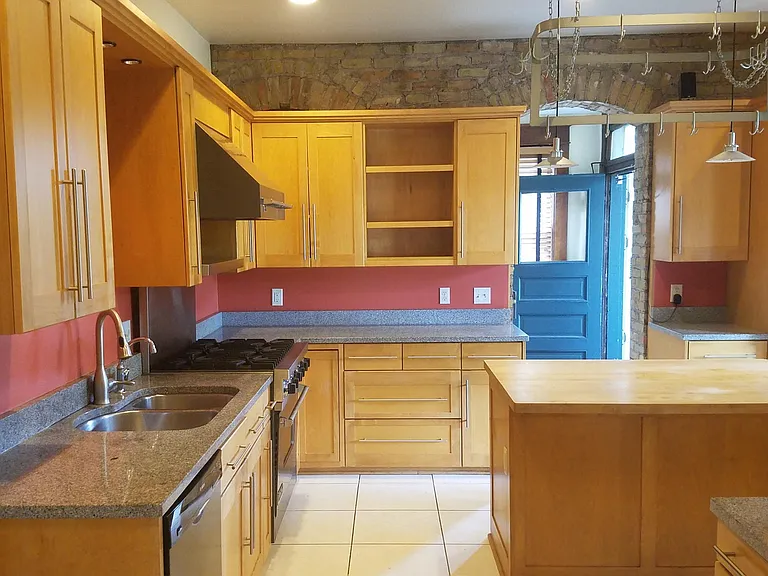 520 University Ave NE — Photo 6
