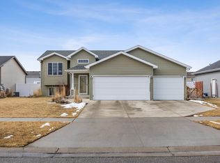4520 Newport Ln, West Fargo, ND 58078