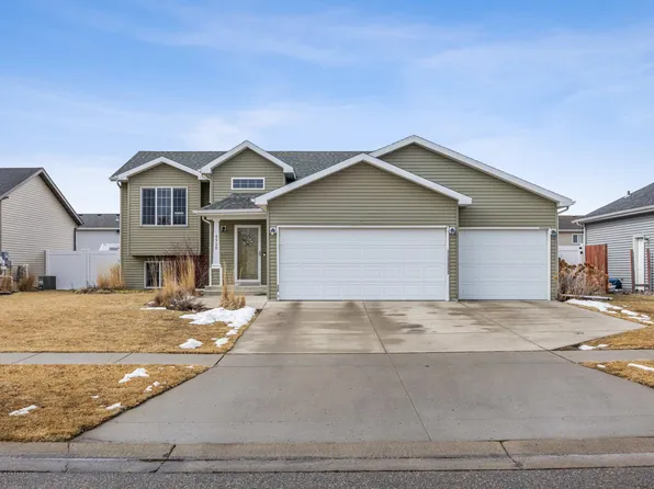 4520 Newport Ln, West Fargo, ND 58078