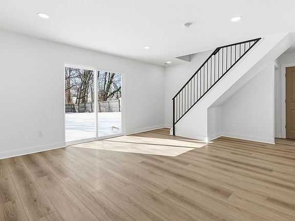 4th image of 29 Rocky Pool Ln