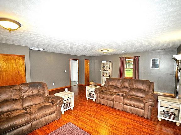 2nd image of 105 Merrie Ln
