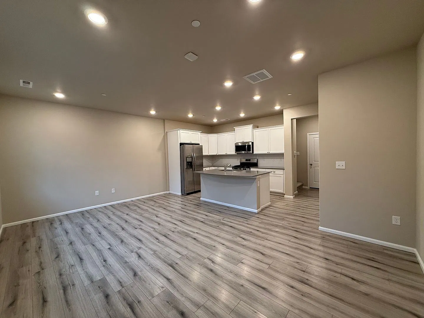 Modern 3-Bedroom Townhome in Tehaleh 2-Car Garage & Private Yard — Photo 4