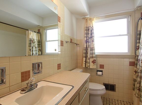 5th image of 2136 Westchester Blvd