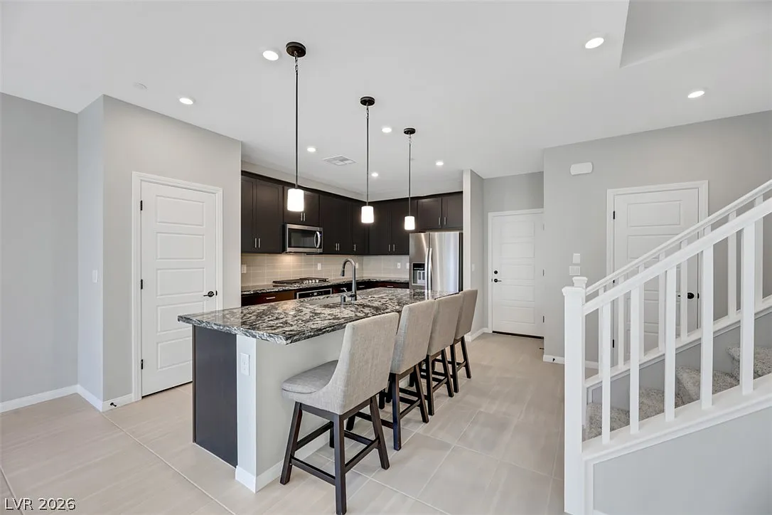 4 bed, 2.5 bath, 2001 sqft, $2,600 — Photo 3