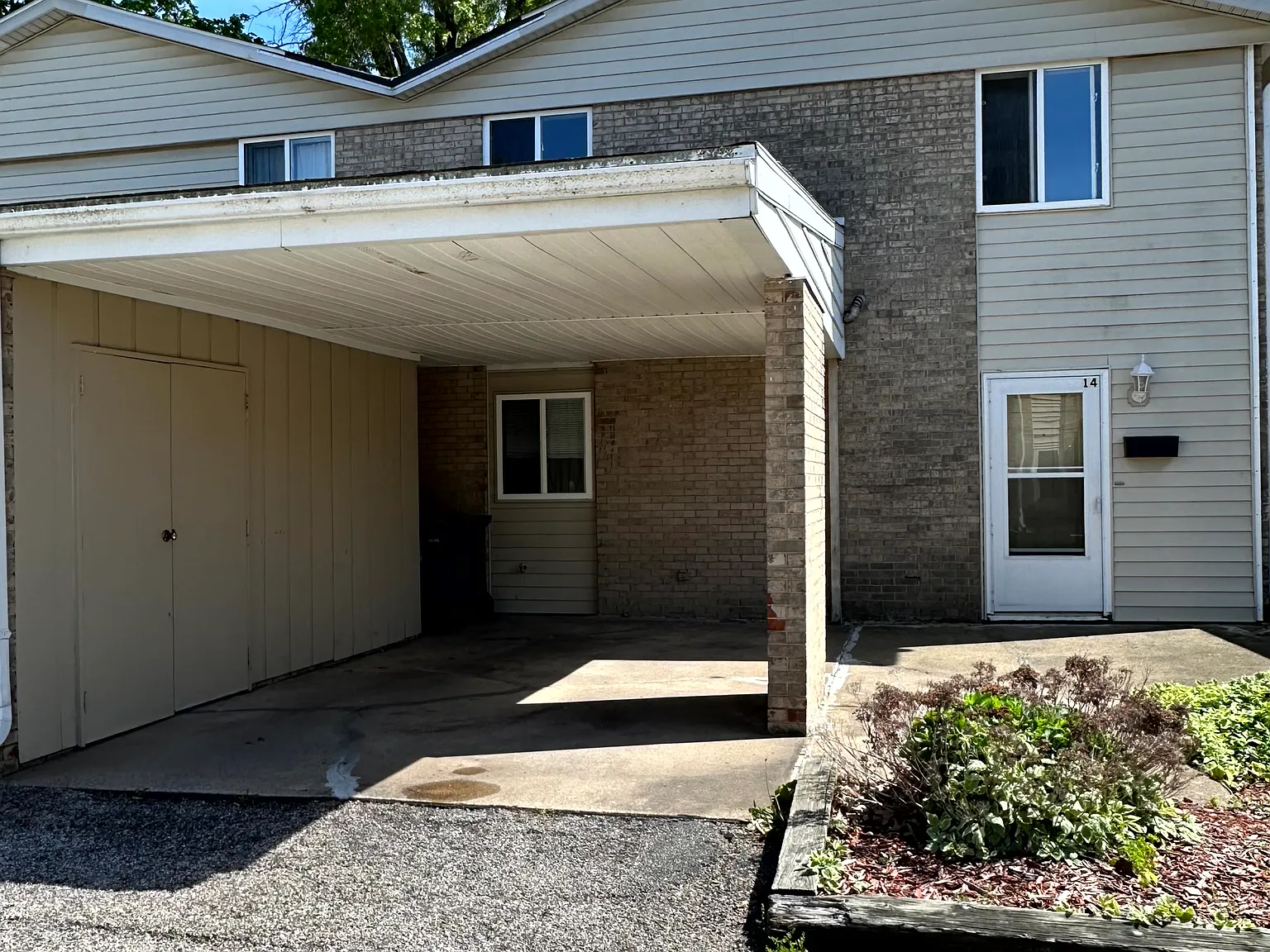 3 bed, 1.5 bath, 1200 sqft, $1,300 — Photo 1