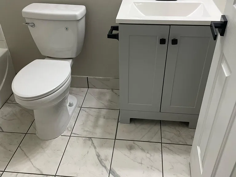 Attached Full Master Bathroom