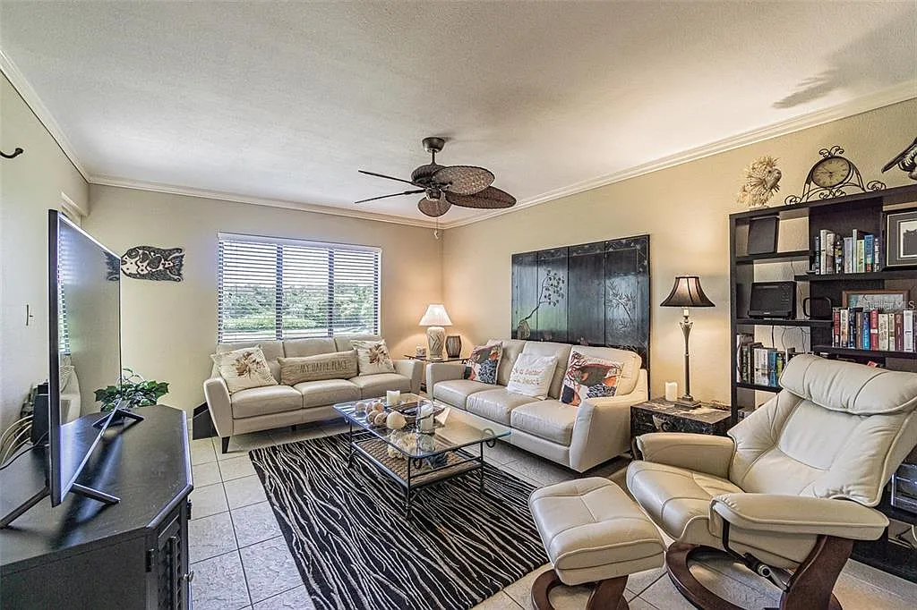 2 bed, 2.0 bath, 835 sqft, $2,400 — Photo 3