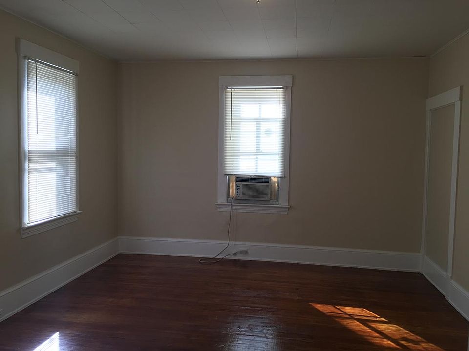 2nd image of 3524 W 49th St #B