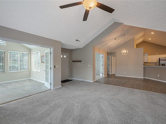 3rd image of 221 Villa Pointe Dr