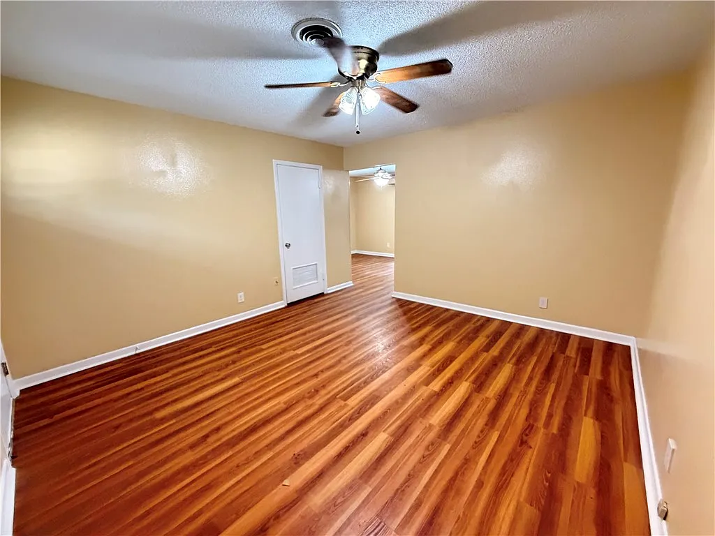 3 bed, 2.0 bath, 1332 sqft, $1,800 — Photo 4