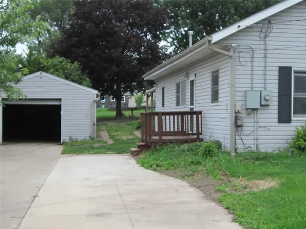 2402 Fruitland Blvd SW, Cedar Rapids, IA 52404