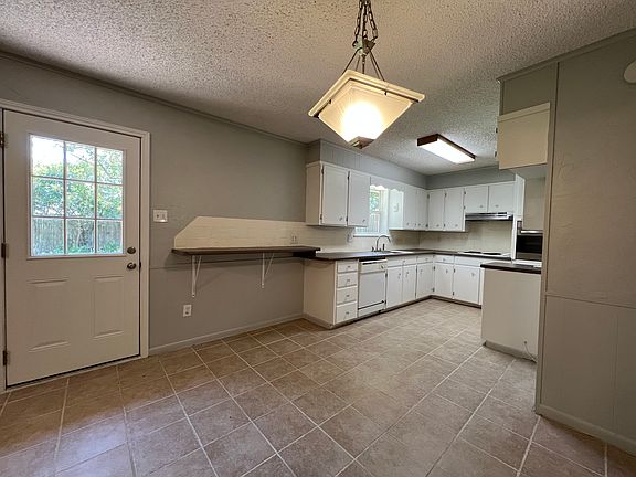 3rd image of 1520 Sheila St
