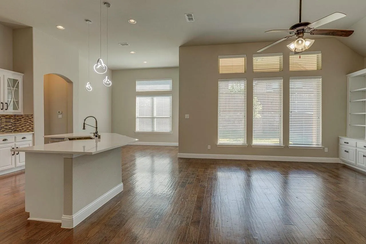 4 bed, 2385 sqft, $2,995 — Photo 4