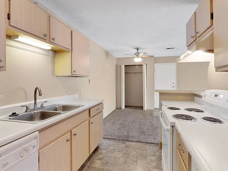 Cambridge Apartments — Photo 38