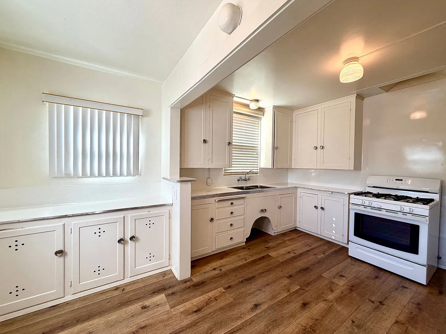 3 Bed, 1 Bath House in College Area! Water/Trash Included! — Photo 4