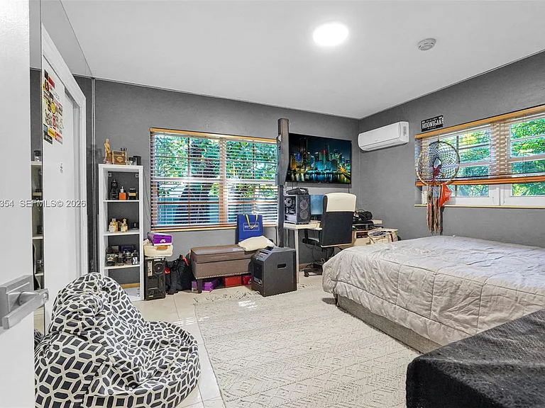 9325 NE 5th Ave — Photo 25