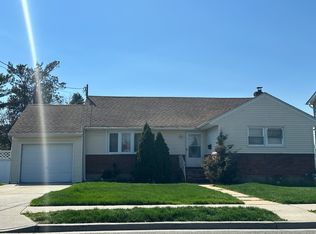290 Arcadia Ave, Uniondale, NY 11553