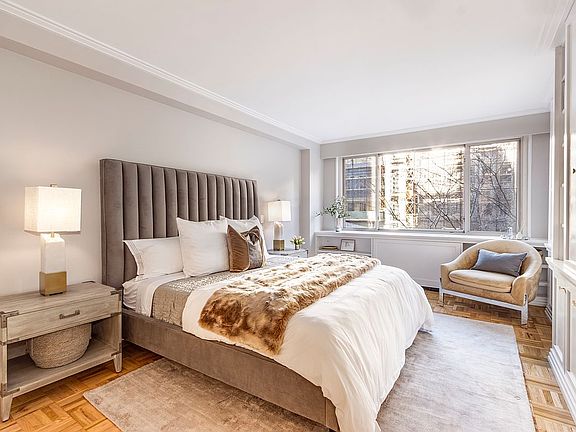 4th image of 10 E 70th St APT 5C