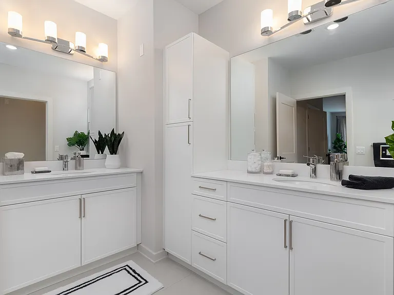 Experience the elegance of this modern bathroom design, perfect for relaxation and comfort.