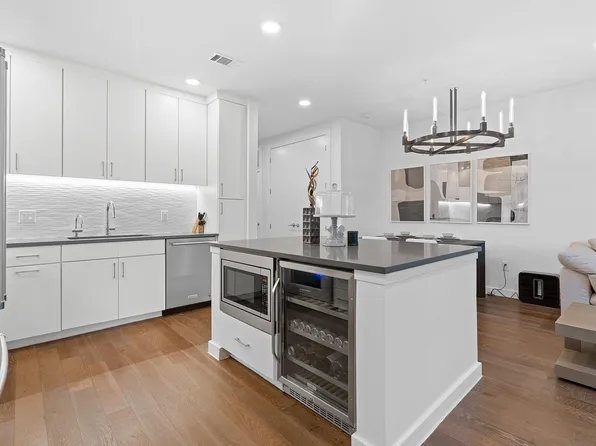 900 S 1st St #204, Austin, TX 78704