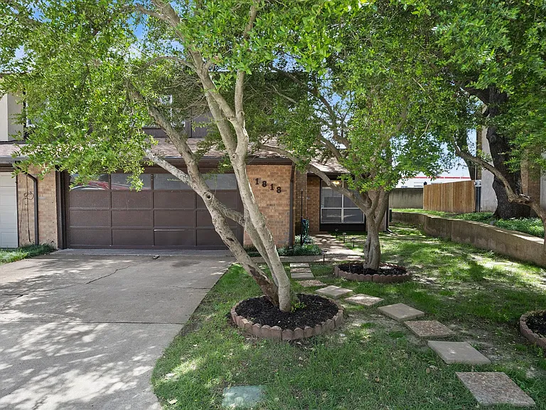 1818 Highbrook Ct — Photo 1