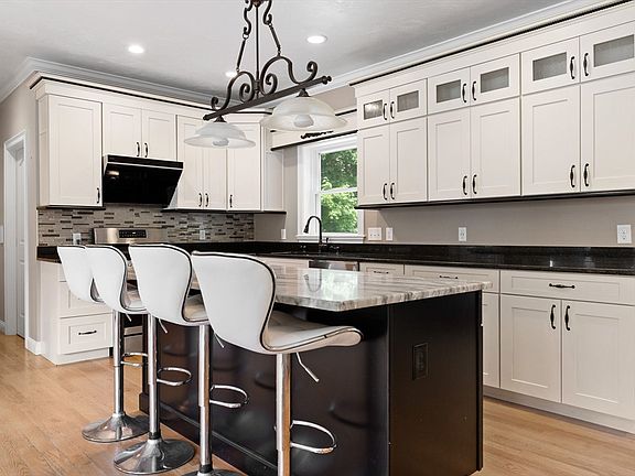 4th image of 10 Villa Dr