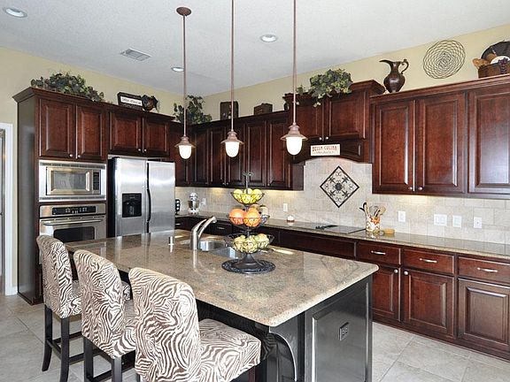 Amazing kitchen with granite and 42 inch cabinets