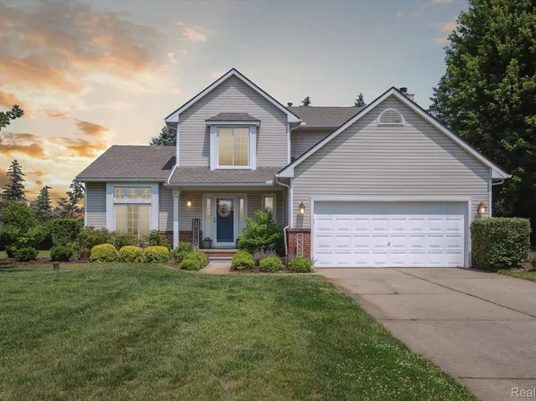 2206 Silvermaple Ct, Wixom, MI 48393
