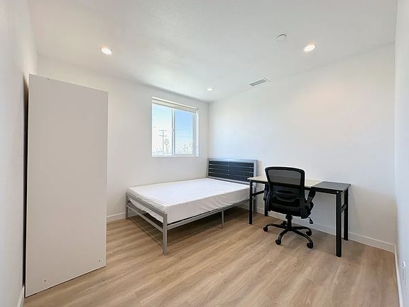 5th image of 1656 W 35th St
