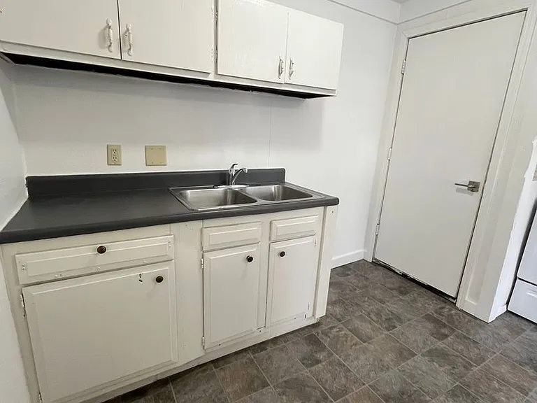 426 W 6th St — Photo 3