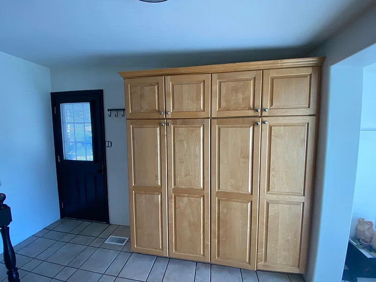 Side entry off carport large wall of Cabnets in kitchen for storage 73 inches long!