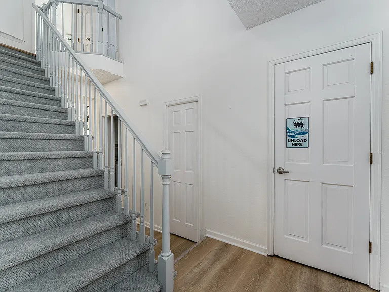 132 Skyview Ct — Photo 40