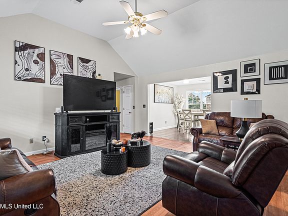4th image of 846 Friendship Dr
