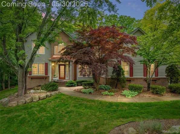 8035 High Point Trl, White Lake, MI 48386