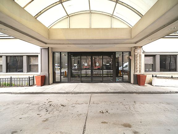 3rd image of 6030 N Sheridan Rd APT 505