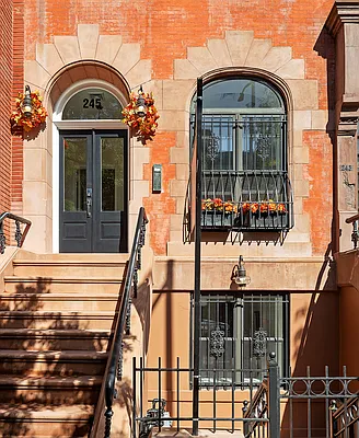 Sold by Compass | media 21