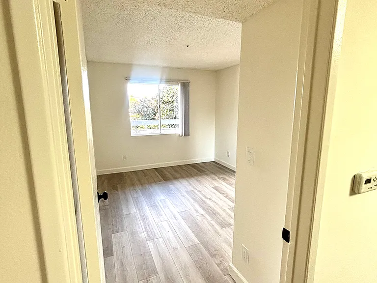 6331 Los Robles Ave #6 — Photo 7