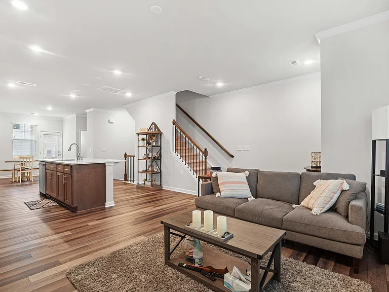 728 Cormiche Ln — Photo 17
